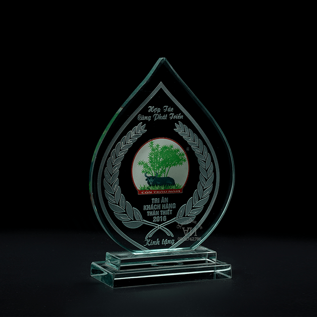 cúp vinh danh chiếc lá