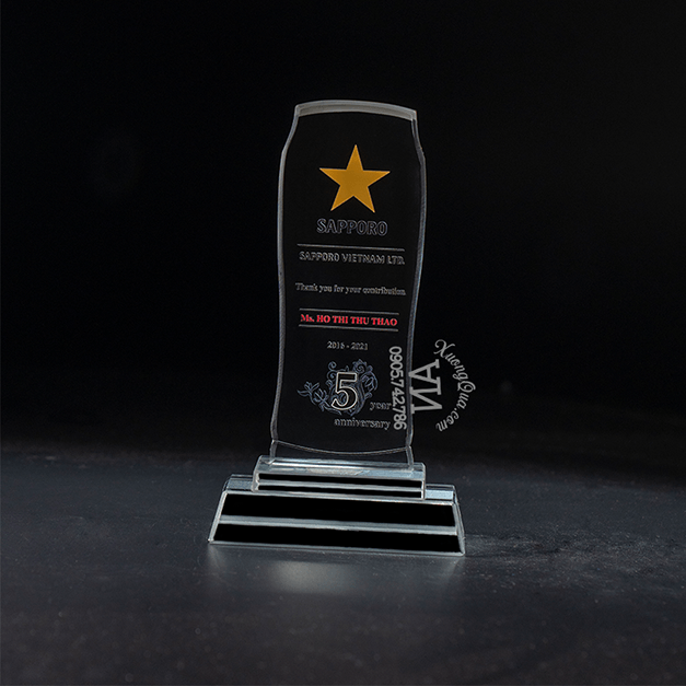 Cúp lưu niệm tại cửa hàng