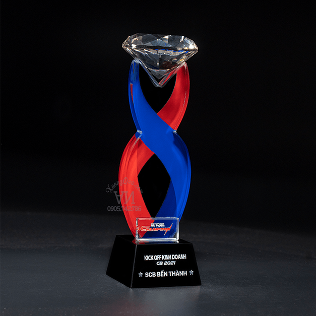 Cúp pha lê thân xoắn đỉnh kim cương