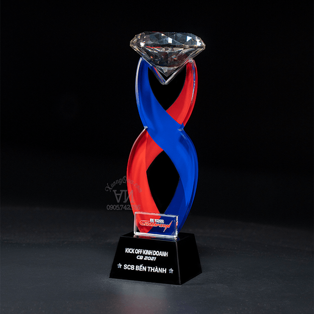 Cúp pha lê thân xoắn đỉnh kim cương