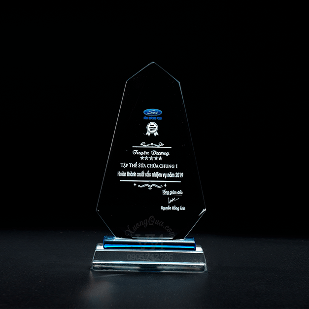 Cúp pha lê tuyên dương tập thể thi đua xuất sắc