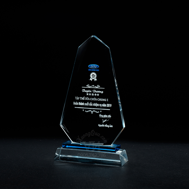 Cúp pha lê tuyên dương tập thể thi đua xuất sắc