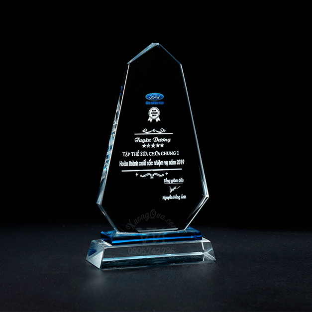 Cúp pha lê tuyên dương tập thể thi đua xuất sắc